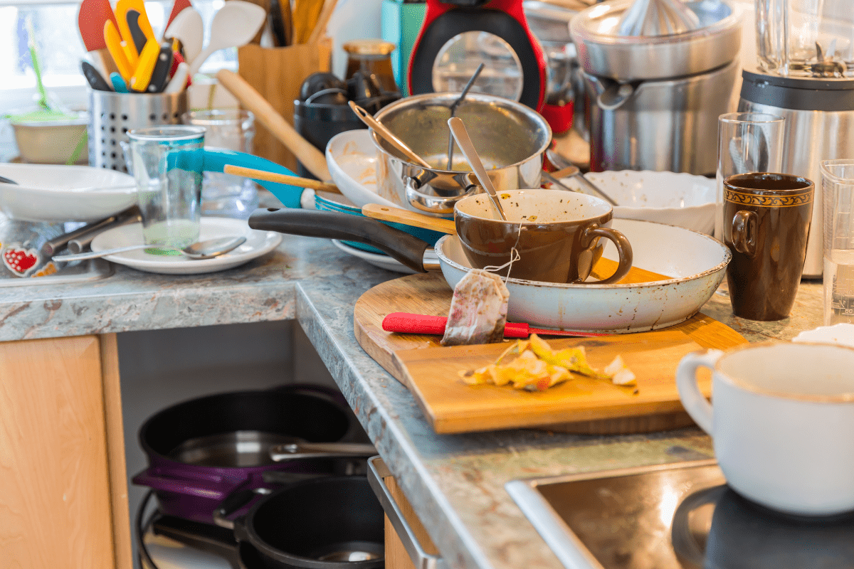 כלים מלוכלכים במטבח מבולגן