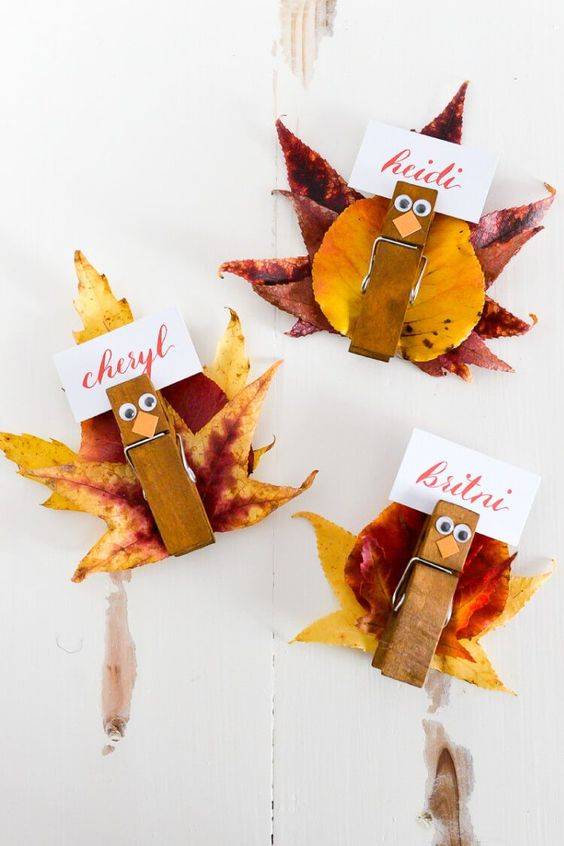 Turkey place cards made out of leaves.