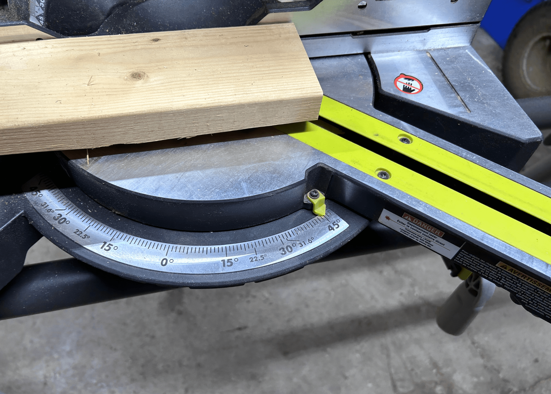 setting an angle on a miter saw