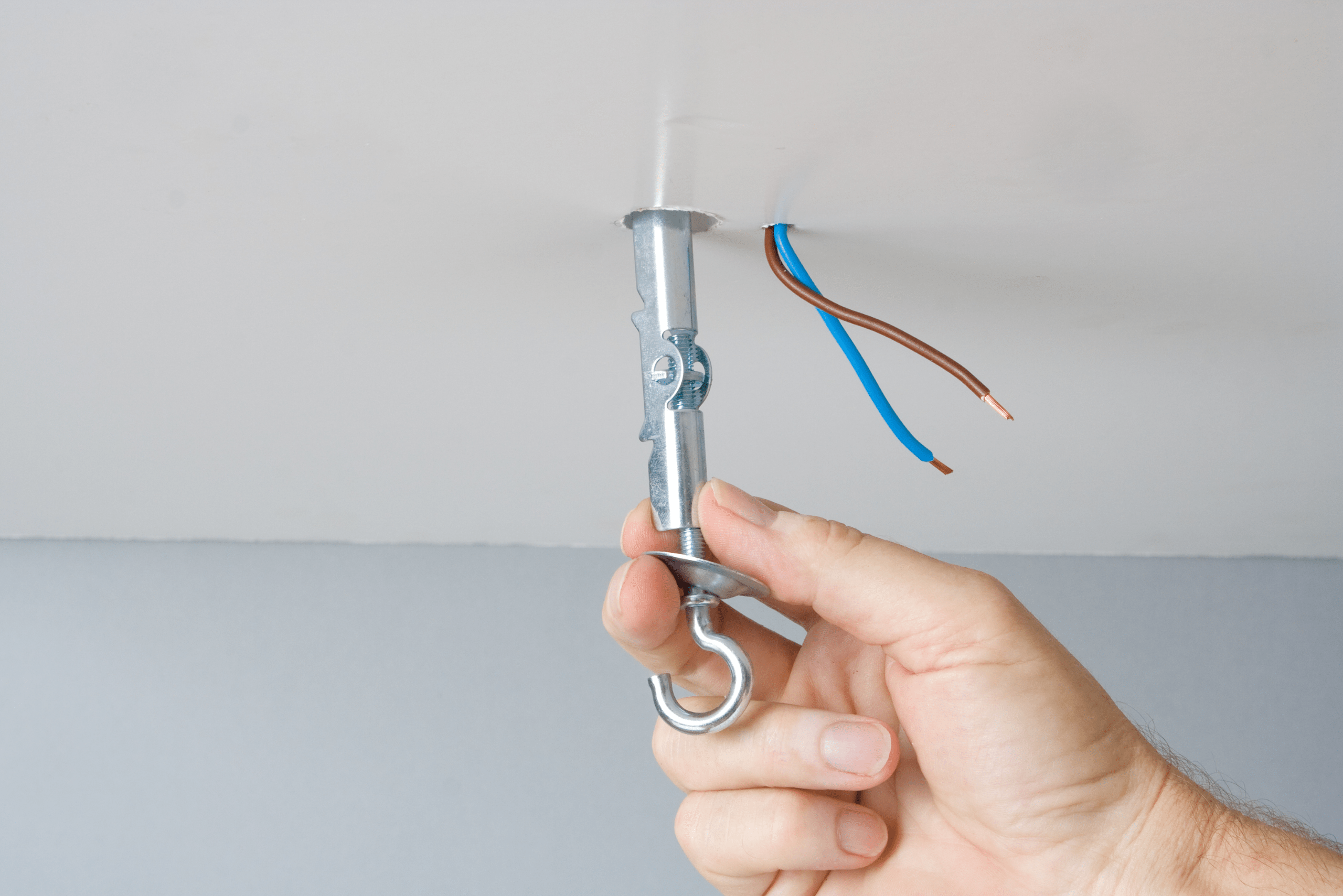 Using a toggle bolt in the ceiling to mount.