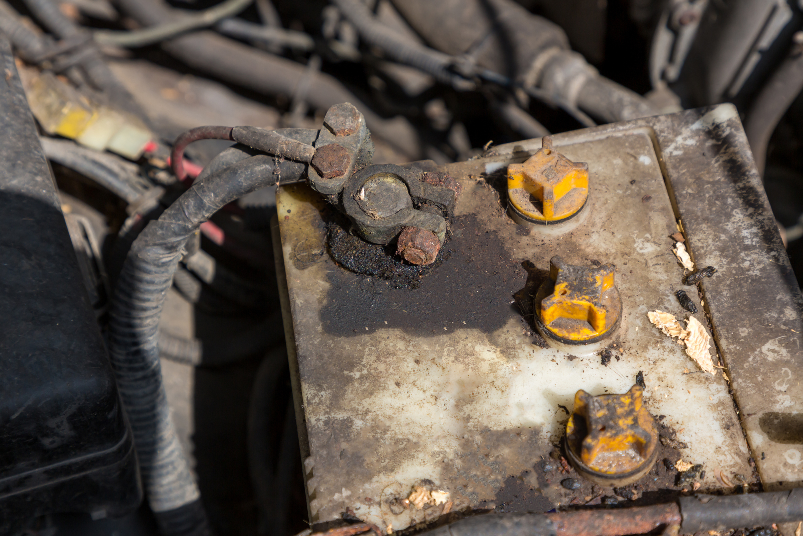 باتری خودرو از پایانه های خود اسید نشت می کند.