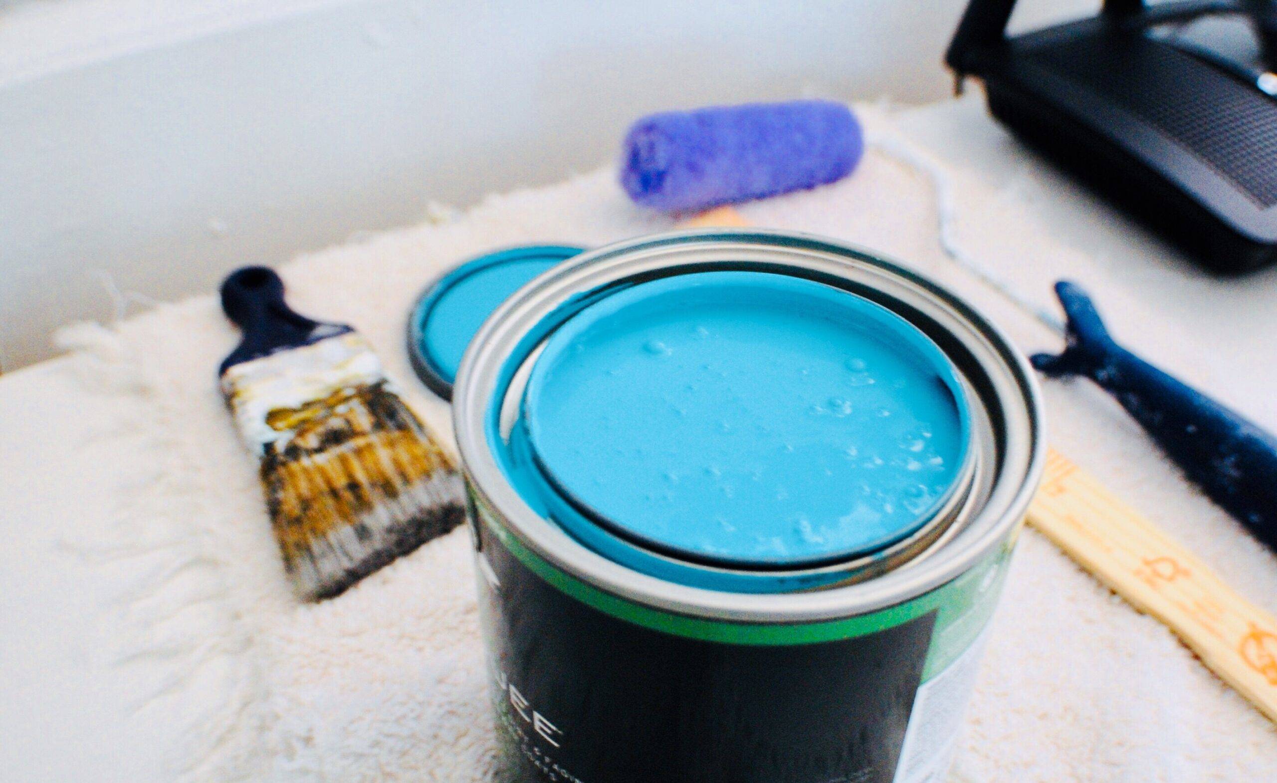 A freshly opened can of bright blue paint.