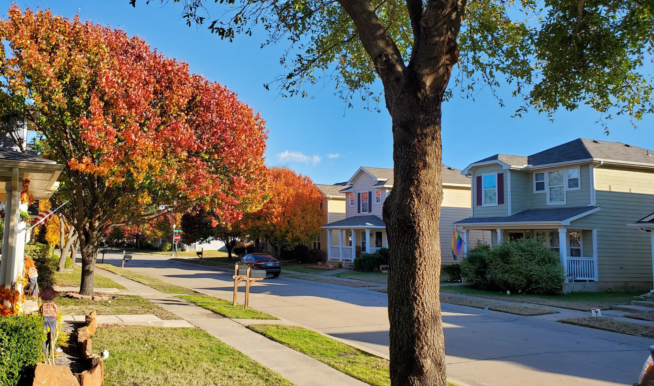 A photo of a suburban street in the autumn daylight.