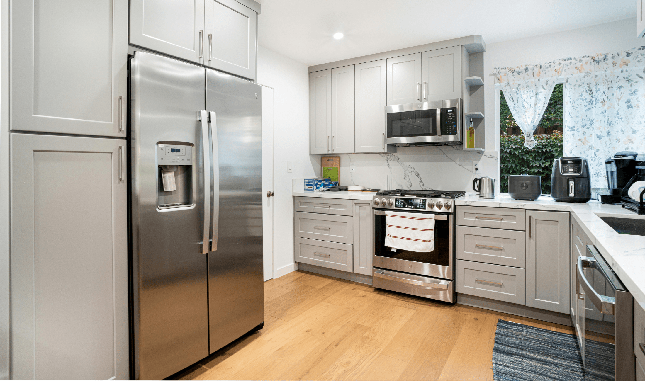 A kitcchen with stianless steel appliances.