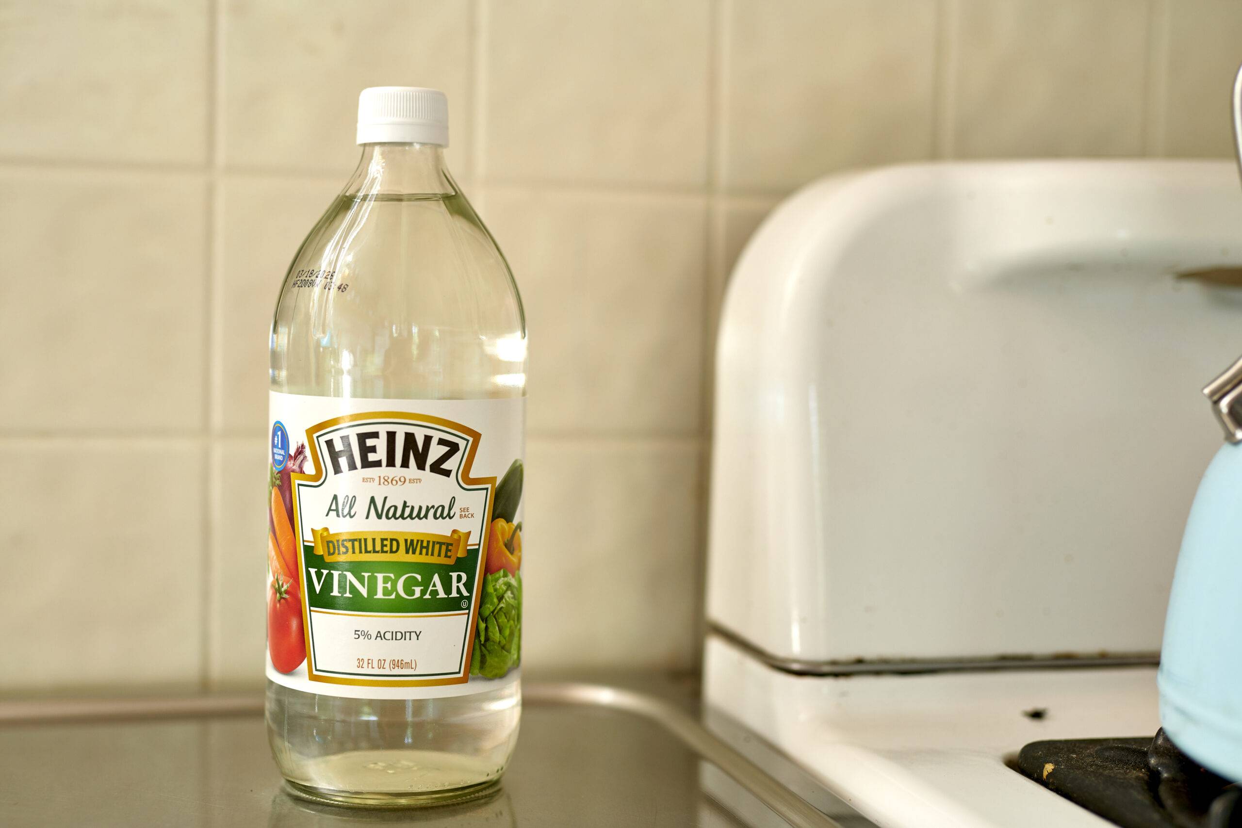 Bottle of Heinz white vinegar.
